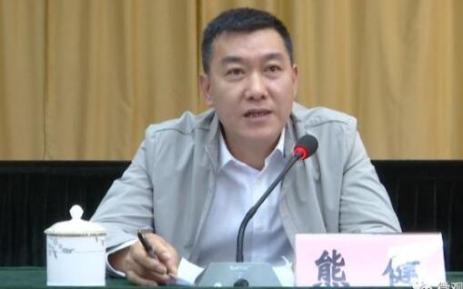 熊健簡(jiǎn)歷：防城港市委常委、政法委書記熊健，曾任來賓市委常委、市委秘書長(zhǎng)，象州縣委書記、縣長(zhǎng)
